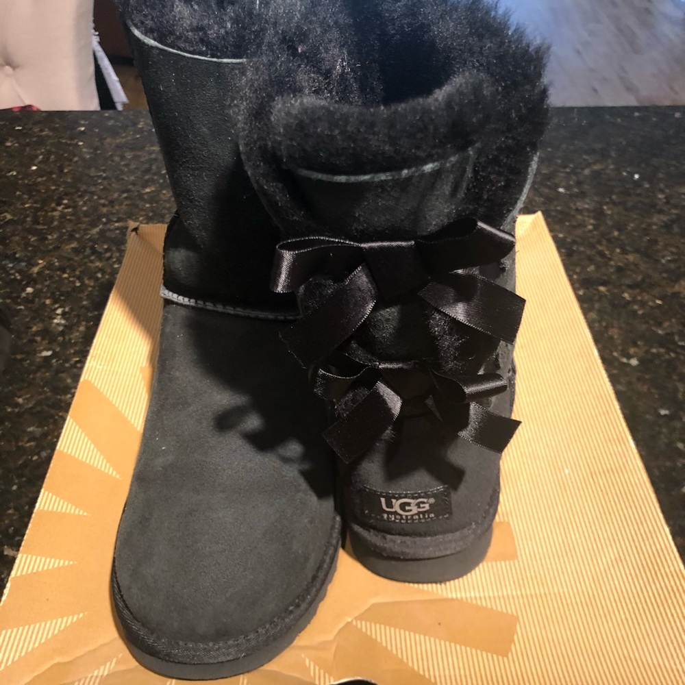 LIKE NEW Black UGGS